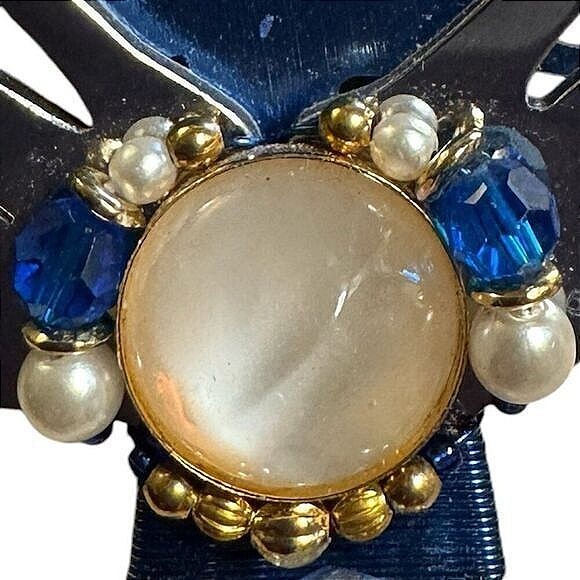 Liz Tech Art Brooch Pin Hands Holding Bird Pearl Rhinestone Signed 2004 Vintage - Picture 4 of 5